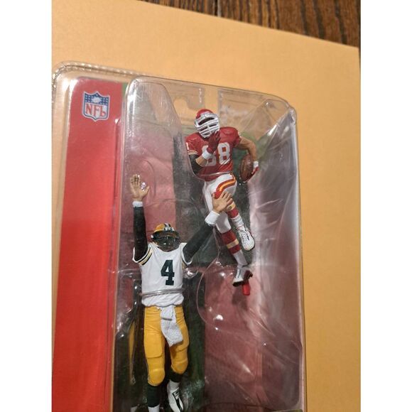 Vintage 2004 NFL Tony Gonzales & Brett Favre Chiefs Packers Action Figures - Picture 2 of 3